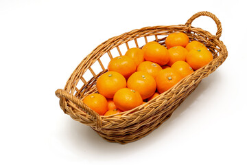 白バックの籠にいれたミカン