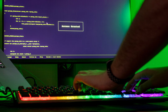 tela hacker invas&atilde;o de sistema seguran&ccedil;a e v&iacute;rus. monitor e teclado colorido digitando linha de comando c&oacute;digo tela verde matrix 