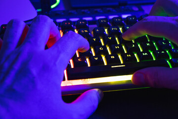 teclado gamer programador jogos mão digitando no teclado rgb verde colorido programando
