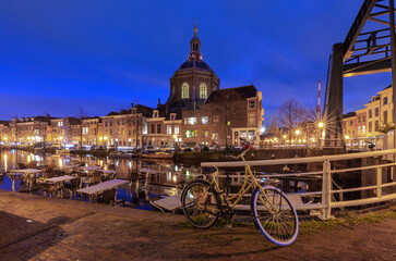 Fototapeta premium Beautiful old houses on the city embankment of Leiden at sunset.