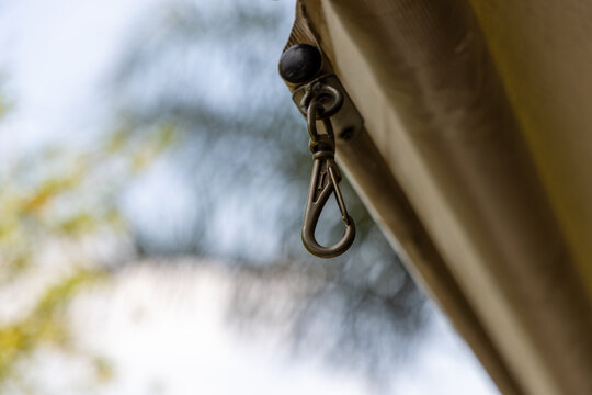 Detalhes de um gancho para segurar o toldo