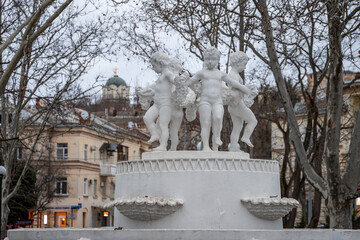 Obraz premium Soviet sculptural composition with a group of children. Old fountain in the park. Sights of the city of Sevastopol. Republic of Crimea.