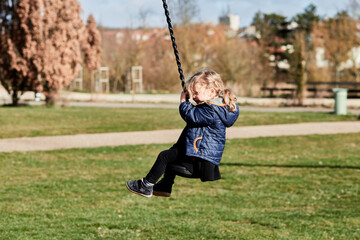 enfant fille joue sur une tyrolienne