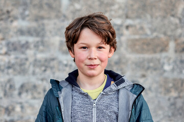 Portrait garçon adolescent blond sérieux sur fond claire