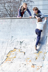 enfants jouent dans un skate park