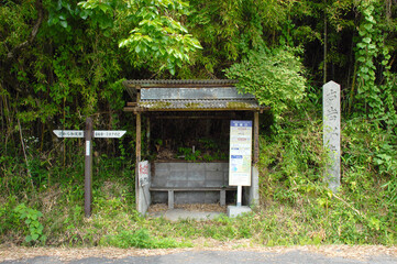 岩船寺　参道のバス停と道標　京都府木津川市
