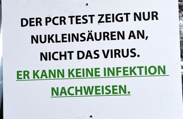 Schild auf einer Corona-Demo