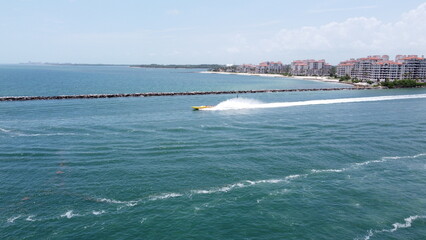 Obraz premium Beautiful blue water and beaches of Miami Beach, Florida.