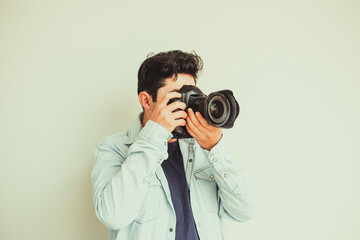 Fototapeta premium Joven Fotógrafo haciendo fotos y revisándolas