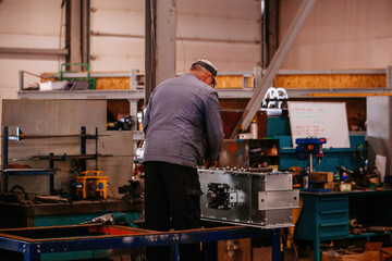 Obraz premium Factory workers assembling industrial equipment in workshop