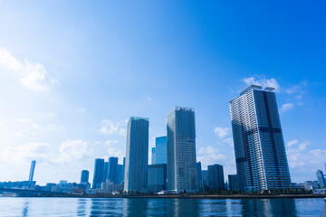 Fototapeta premium Tower apartments lined up along the river and a refreshing blue sky_07