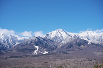 Fototapeta na wymiar 冬の快晴の日の遠くに見える幻想的な雪山