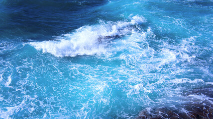 岩に押し寄せる波しぶき