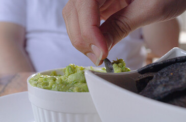 Nachos negros con guacamole