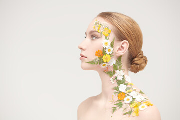 Obraz na płótnie Canvas girl with spring flowers