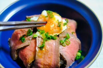 温泉たまご付きローストビーフ丼