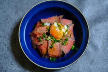 温泉たまご付きローストビーフ丼