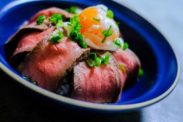 斜めから撮影したローストビーフ丼
