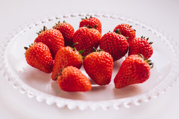 ガラス皿とイチゴ