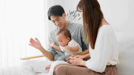 赤ちゃんをあやす両親