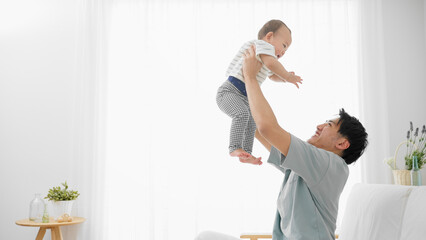 Fototapeta premium 赤ちゃんをあやす父親