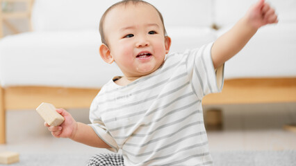 Fototapeta premium 積み木で遊ぶ赤ちゃん
