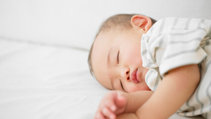 ソファーの上で眠る赤ちゃん