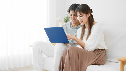 ノートパソコンを使う若い男性と女性