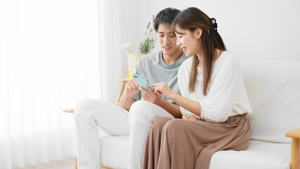スマートフォンを使う若い男性と女性