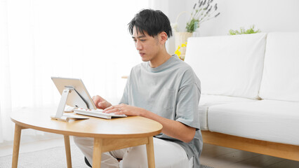 タブレットパソコンを使う若い男性