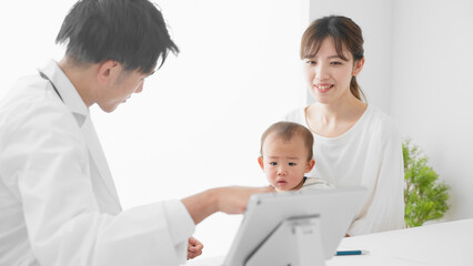 定期検診を受ける赤ちゃん　医療イメージ