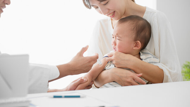 予防接種を受ける赤ちゃん　医療イメージ