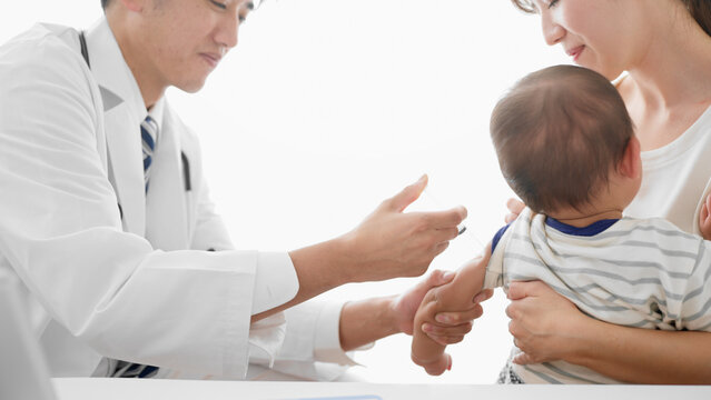 予防接種を受ける赤ちゃん　医療イメージ