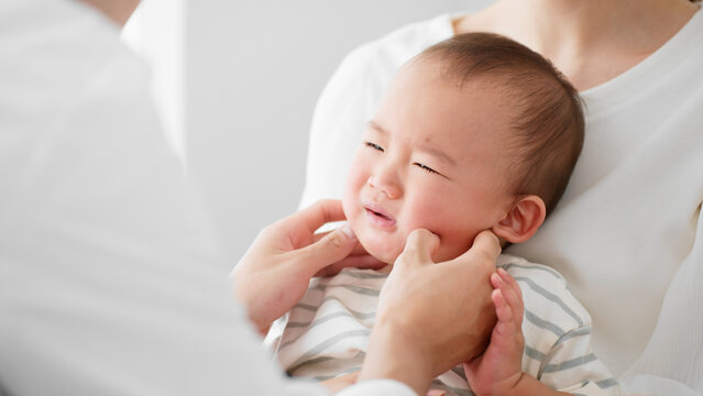 定期検診を受ける赤ちゃん　医療イメージ