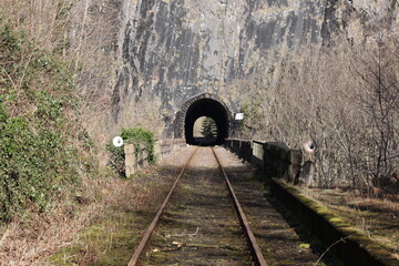 Traditionelle Bahnstrecke durch das Hönnetal bei Menden im Sauerland