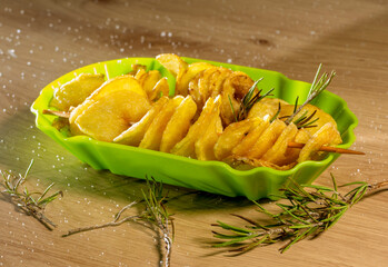 Deep-fried spiral-sliced potatoes