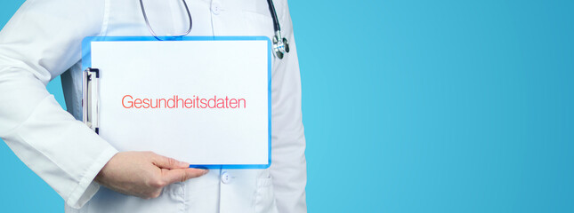 Elektronische Gesundheitsdaten (Patient). Arzt mit Stethoskop hält blaues Klemmbrett. Text steht...
