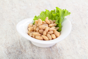 White canned beans for vegan suisine