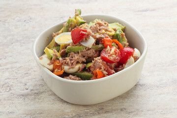 Salad with tuna and avocado