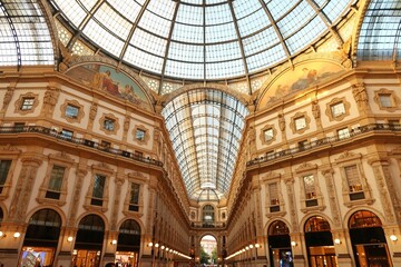 Naklejka premium Architecture intérieure de la galerie Vittorio Emanuele II et de sa verrière, célèbre monument historique dans la ville de Milan (Italie)
