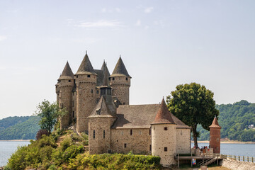 Fototapeta na wymiar Le château de Val (XIIIème siècle) à Lanobre, dans le Cantal 