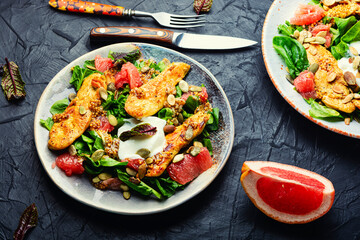 Spring salad of chicken breast and citrus fruits.
