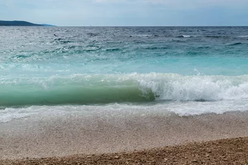 Papier Peint photo Plage de la Corne d'Or, Brac, Croatie Mer ondulée sur la plage Zlatni rat près de la ville de Bol sur l& 39 île de Brac en Croatie