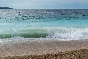 Mer ondulée sur la plage Zlatni rat près de la ville de Bol sur l& 39 île de Brac en Croatie