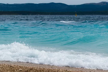 Papier Peint photo autocollant Plage de la Corne d'Or, Brac, Croatie Mer ondulée sur la plage Zlatni rat près de la ville de Bol sur l& 39 île de Brac en Croatie
