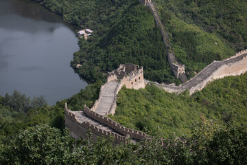 Die chinesische Mauer passiert den Stausee Huanghuacheng, überwindet dabei grüne, unwegsame...