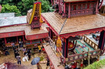 Views in detail of Rantepao and Tana Toraja Regency. Shoeing the graves, rice fields and markets....