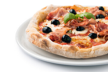 Pizza con prosciutto cotto, olive nere, mozzarella e sugo, isolata su fondo bianco 