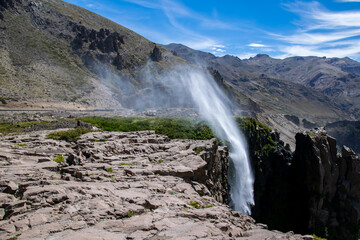 Cascada Invertida, carretera hacia Laguna del Maule, Chile