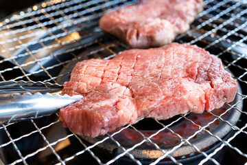 ロースターで焼くジューシーな高級焼肉黒毛和牛【厚切り牛タン】